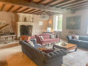 La Maison de Maître en Pierre dans la Forêt, nichée dans un paisible hameau le long de la pittoresque rivière Dordogne.