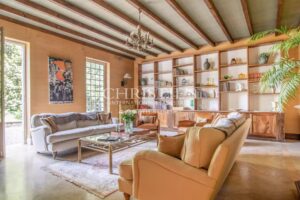 La Maison de Maître en Pierre dans la Forêt, nichée dans un paisible hameau le long de la pittoresque rivière Dordogne.
