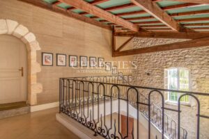 La Maison de Maître en Pierre dans la Forêt, nichée dans un paisible hameau le long de la pittoresque rivière Dordogne.