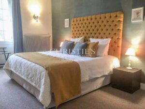 La Maison de Maître en Pierre dans la Forêt, nichée dans un paisible hameau le long de la pittoresque rivière Dordogne.