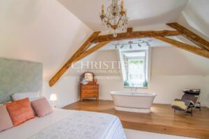 La Maison de Maître en Pierre dans la Forêt, nichée dans un paisible hameau le long de la pittoresque rivière Dordogne.