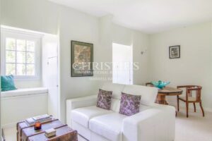 La Maison de Maître en Pierre dans la Forêt, nichée dans un paisible hameau le long de la pittoresque rivière Dordogne.