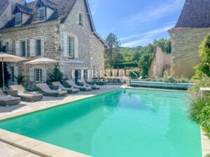 La Maison de Maître en Pierre dans la Forêt, nichée dans un paisible hameau le long de la pittoresque rivière Dordogne.