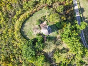 Un domaine clôturé à couper le souffle, comprenant un charmant moulin, niché au milieu de 17 hectares de terrain pittoresque en hauteur.