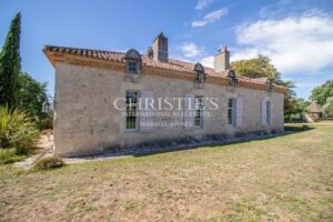 Un magnifique domaine en pierre avec des dépendances supplémentaires, situé sur plus de 14 hectares de terre panoramique et pittoresque en hauteur