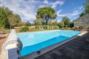 Un domaine clôturé à couper le souffle, comprenant un charmant moulin, niché au milieu de 17 hectares de terrain pittoresque en hauteur.