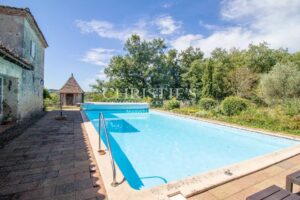 Un magnifique domaine en pierre avec des dépendances supplémentaires, situé sur plus de 14 hectares de terre panoramique et pittoresque en hauteur