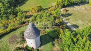 Un domaine clôturé à couper le souffle, comprenant un charmant moulin, niché au milieu de 17 hectares de terrain pittoresque en hauteur.