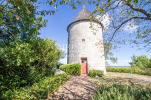 Un domaine clôturé à couper le souffle, comprenant un charmant moulin, niché au milieu de 17 hectares de terrain pittoresque en hauteur.