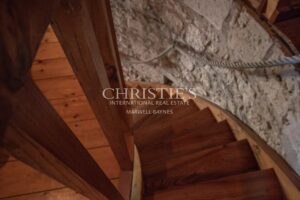 Un domaine clôturé à couper le souffle, comprenant un charmant moulin, niché au milieu de 17 hectares de terrain pittoresque en hauteur.