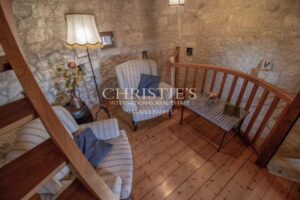 Un domaine clôturé à couper le souffle, comprenant un charmant moulin, niché au milieu de 17 hectares de terrain pittoresque en hauteur.