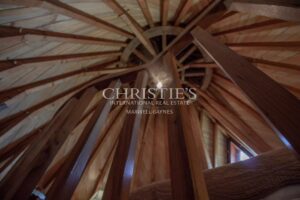 Un domaine clôturé à couper le souffle, comprenant un charmant moulin, niché au milieu de 17 hectares de terrain pittoresque en hauteur.