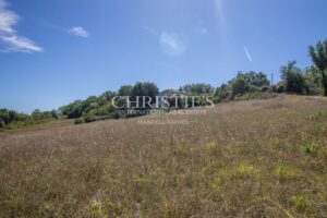 Un domaine clôturé à couper le souffle, comprenant un charmant moulin, niché au milieu de 17 hectares de terrain pittoresque en hauteur.