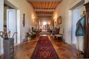 Un magnifique domaine en pierre avec des dépendances supplémentaires, situé sur plus de 14 hectares de terre panoramique et pittoresque en hauteur