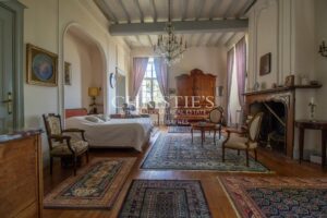 Un magnifique domaine en pierre avec des dépendances supplémentaires, situé sur plus de 14 hectares de terre panoramique et pittoresque en hauteur