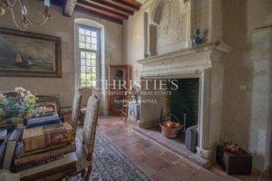 Un magnifique domaine en pierre avec des dépendances supplémentaires, situé sur plus de 14 hectares de terre panoramique et pittoresque en hauteur