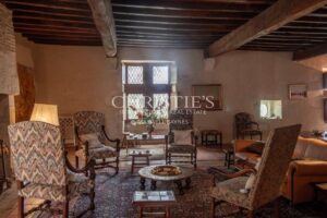 Un domaine clôturé à couper le souffle, comprenant un charmant moulin, niché au milieu de 17 hectares de terrain pittoresque en hauteur.