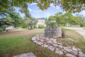 Un magnifique domaine en pierre avec des dépendances supplémentaires, situé sur plus de 14 hectares de terre panoramique et pittoresque en hauteur