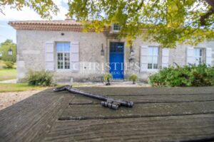 Un domaine clôturé à couper le souffle, comprenant un charmant moulin, niché au milieu de 17 hectares de terrain pittoresque en hauteur.