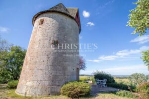 Un domaine clôturé à couper le souffle, comprenant un charmant moulin, niché au milieu de 17 hectares de terrain pittoresque en hauteur.