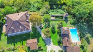 Un magnifique domaine en pierre avec des dépendances supplémentaires, situé sur plus de 14 hectares de terre panoramique et pittoresque en hauteur