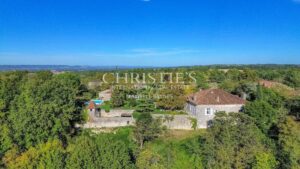 Un magnifique domaine en pierre avec des dépendances supplémentaires, situé sur plus de 14 hectares de terre panoramique et pittoresque en hauteur