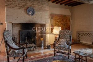 Un magnifique domaine en pierre avec des dépendances supplémentaires, situé sur plus de 14 hectares de terre panoramique et pittoresque en hauteur