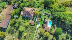 Un magnifique domaine en pierre avec des dépendances supplémentaires, situé sur plus de 14 hectares de terre panoramique et pittoresque en hauteur