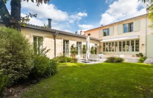 Cauderan - Elégante maison en pierre, piscine, jardin et stationnement