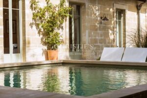 Cauderan - Elégante maison en pierre, piscine, jardin et stationnement