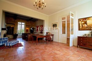 Magnifique château avec vignoble proche de Bordeaux.