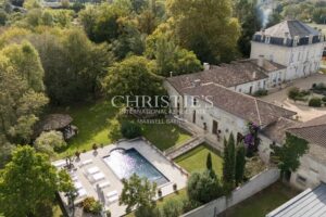 Propriété de charme composée d'un manoir, longère, salle de cinéma, grange, petit vignoble...