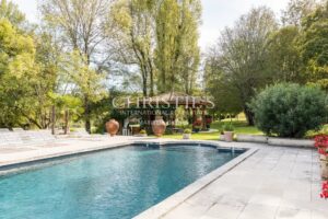 Propriété de charme composée d'un manoir, longère, salle de cinéma, grange, petit vignoble...