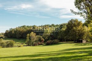Propriété de charme composée d'un manoir, longère, salle de cinéma, grange, petit vignoble...