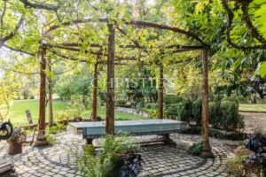 Propriété de charme composée d'un manoir, longère, salle de cinéma, grange, petit vignoble...