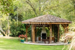 Propriété de charme composée d'un manoir, longère, salle de cinéma, grange, petit vignoble...