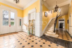 Propriété de charme composée d'un manoir, longère, salle de cinéma, grange, petit vignoble...