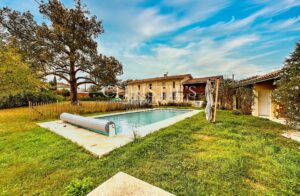 Maison en pierre rénovée avec piscine et studio à 15 min de Libourne