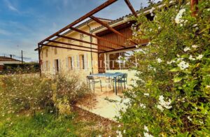 Maison en pierre rénovée avec piscine et studio à 15 min de Libourne