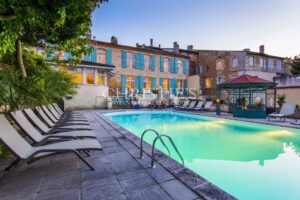 Large stone property with potential for a variety of uses in a private but central location in a lively Gascon town