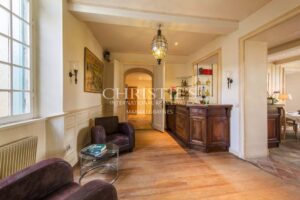 Large stone property with potential for a variety of uses in a private but central location in a lively Gascon town