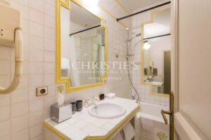 Large stone property with potential for a variety of uses in a private but central location in a lively Gascon town