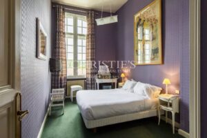 Large stone property with potential for a variety of uses in a private but central location in a lively Gascon town