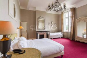 Large stone property with potential for a variety of uses in a private but central location in a lively Gascon town