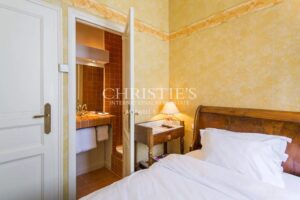 Large stone property with potential for a variety of uses in a private but central location in a lively Gascon town