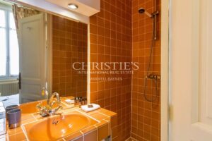 Large stone property with potential for a variety of uses in a private but central location in a lively Gascon town