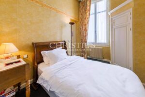 Large stone property with potential for a variety of uses in a private but central location in a lively Gascon town