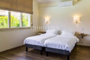 Large stone property with potential for a variety of uses in a private but central location in a lively Gascon town