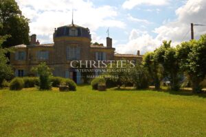 18th-century chateau with numerous outbuildings - View of the Gironde estuary