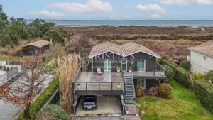 Gujan Mestras: House on the front line / sea front